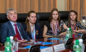 Ольга Близнец, Алина Сандул и Екатерина Шмыгановская награждены медалью &quot;За трудовую доблесть&quot;